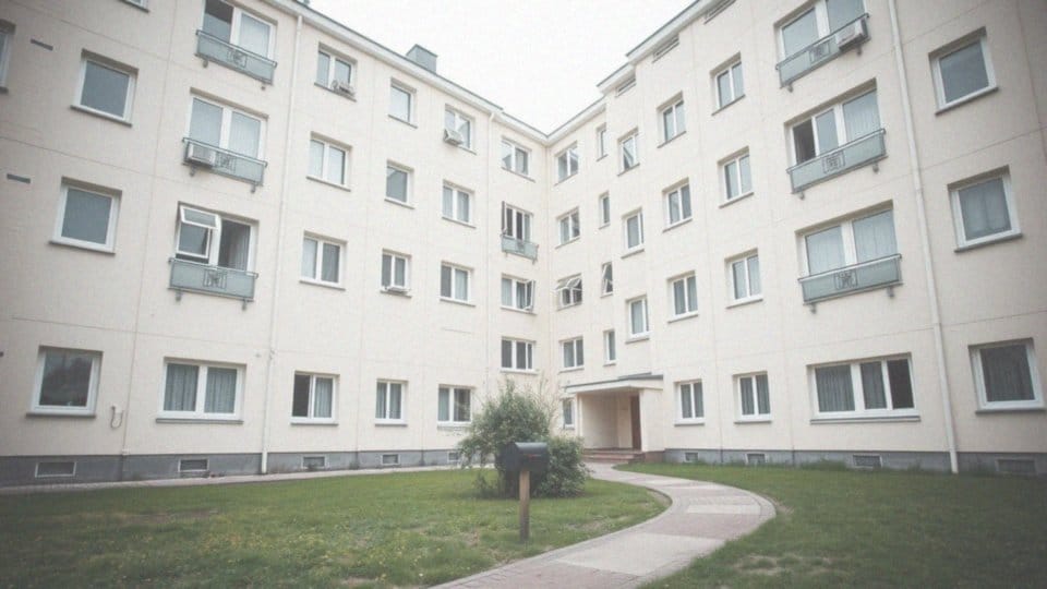 Czy osoba zameldowana musi spłacić długi przed wykupem?